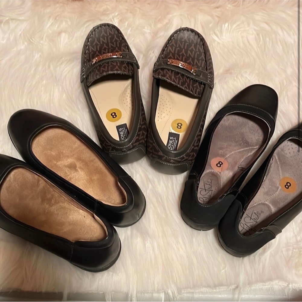 3 pairs of loafers shoes.
Great Bundle of loafers